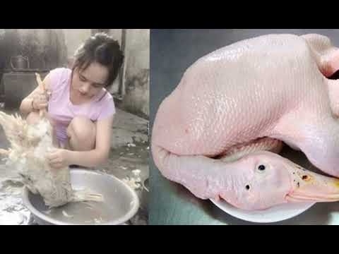 Một người đang làm thịt vịt, chuẩn bị cho bữa ăn gia đình.